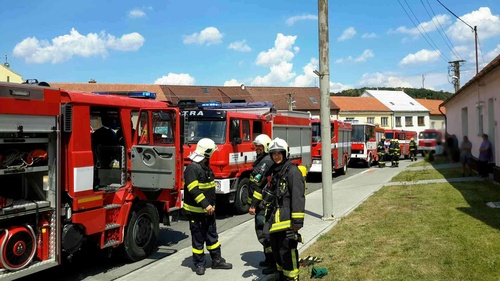 Při požáru rodinného domu se zranili dva lidé