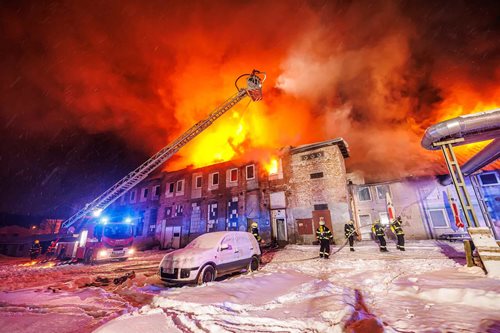 Náročný noční zásah u rozsáhlého požáru objektu