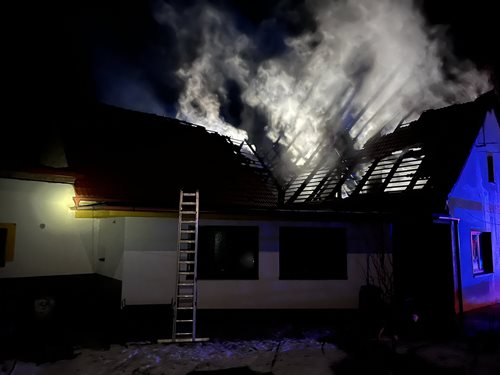 Rozsáhlý požár střechy domu si vyžádal druhý stupeň poplachu