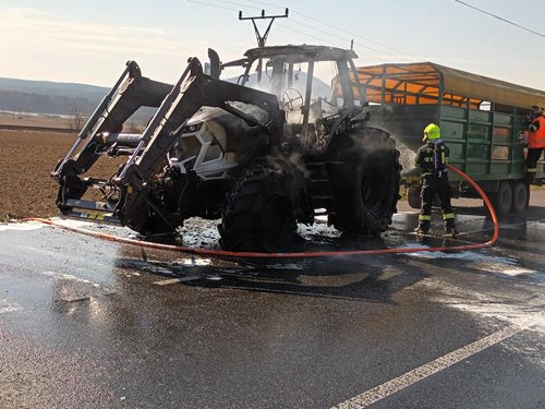 Požár traktoru s přívěsem převážejícím dobytek