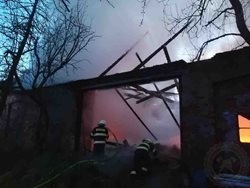 Požár stodoly likvidovalo šest jednotek hasičů
