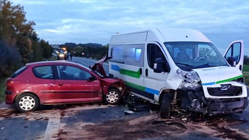 Srážka dodávky s osobním autem si vyžádala čtyři zraněné, mezi nimi bylo i dítě