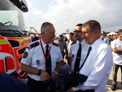 FOTOGALERIE Expozici profesionálních hasičů na Dnech NATO si prohlédl i premiér Babiš 