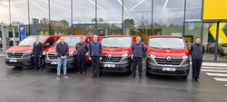 Středočeští hasiči převzali nové užitkové automobily