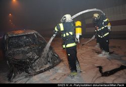 V tunelu Mrázovka hořelo auto, požár poškodil zabezpečení tunelu.