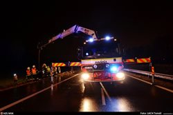 Hasiči obraceli na ostravské Rudné havarovaný traktor