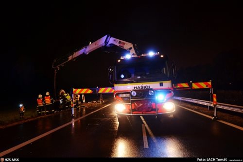 Hasiči obraceli na ostravské Rudné havarovaný traktor
