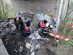 Bezdomovcům shořel přístřešek pod mostem, jednu popálenou osobu odvezla sanitka