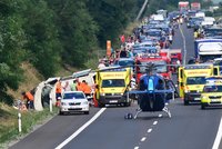 Při nehodě na dálnici se zranilo devět lidí