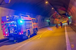 Hasiči využívají technologické uzávěry dálničního tunelu Klimkovice k taktickým cvičením