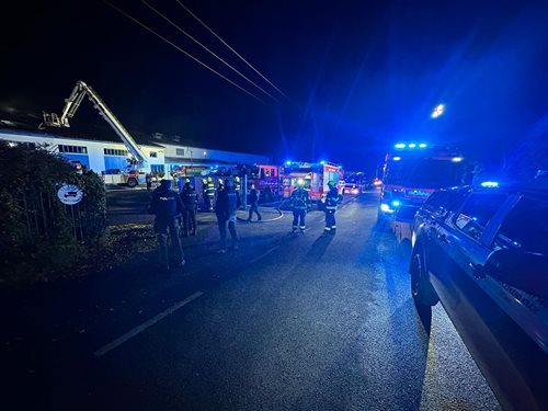 Noční požár v rodinném domě: oheň se šířil pod střechou, zasahovalo několik jednotek