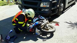 Dopravní nehoda kamionu s motorkou