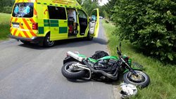 Dopravní nehoda motocyklu a osobního vozidla, řidič vozidla z nehody ujel
