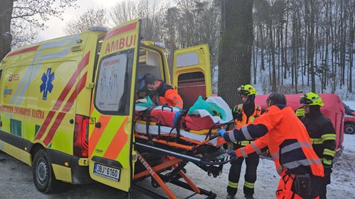 Náročná záchrana zraněné osoby z podzemí trvala desítky hodin