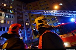 Požár bytu v Moravské Ostravě, hasiči zachránili a evakuovali 46 osob