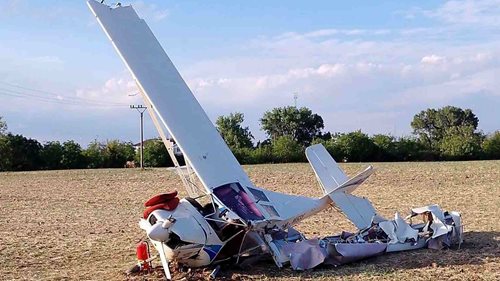 Malému letadlu měl selhat motor. Po pádu se zranili pilot i jeho spolucestující
