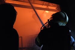 V Rýmařově hořela střecha haly nad pecí na hliník, hasiči část uchránili