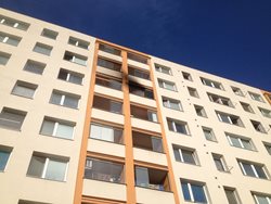 Rozšíření plamenů do interiéru bytu ve Zlíně hasiči zabránili