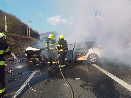 Po nehodě vzplála vozidla a zranila posádky