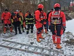 Královéhradečtí hasiči ve Velkém Poříčí na Náchodsku  trénovali záchranu osoby na zmrzlé hladině