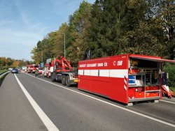 Hasiči likvidovali únik koncentrované kyseliny dusičné