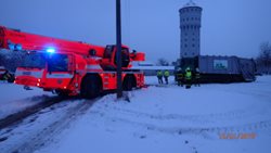 Vyproštění nákladního vozidla jeřábem v Karviné-Hranicích