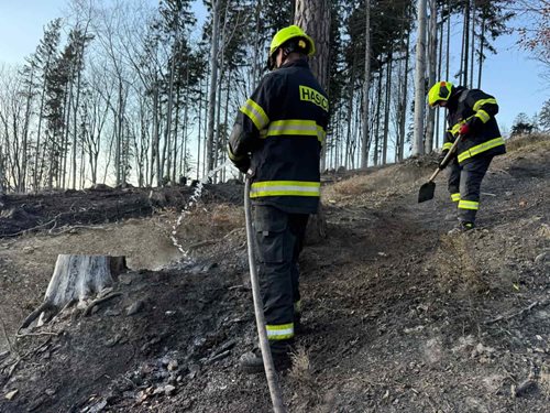 Rozsáhlý požár lesa vyvolal mimořádný zásah