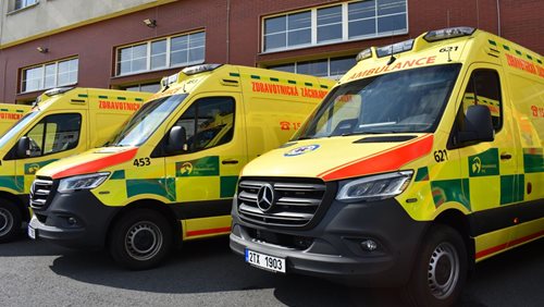 Záchranáři převzali novou sanitku. Na její pořízení přispělo město
