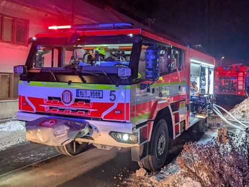 Policisté zachránili ženu z zakouřeného bytu