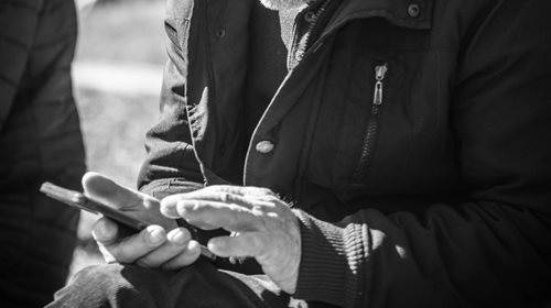 Senior uvěřil podvodníkům a přišel o celoživotní úspory. Stačil jediný telefonát