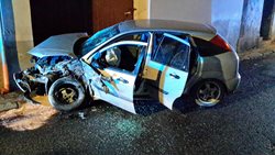 V Trhových Svinech nabouralo auto do domu