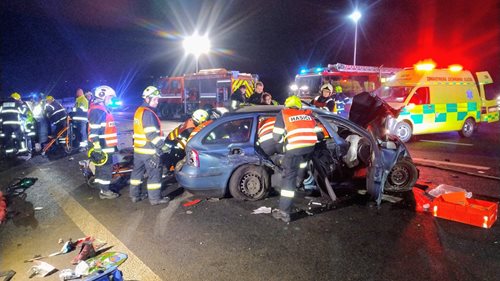 Zásadní následky střetu tří aut zranily pět lidí