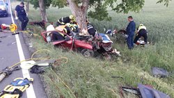 Poblíž Koněprus hasiči vyprošťovali tři osoby po nárazu vozidla do stromu