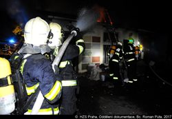 Dnes po půlnoci opuštěný domek v pražské Krči zachvátily plameny, na místě zasahovaly tři jednotky