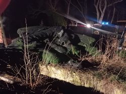 Požár rolí umělého trávníku a plotu
