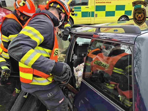 Těžká nehoda si vyžádala vyproštění zraněného
