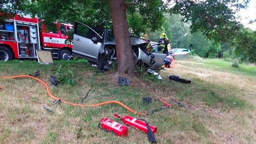 Osobní auto narazilo do stromu. U nehody zasahovalo několik jednotek hasičů