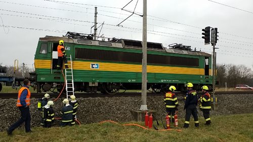 Požár lokomotivy zastavil provoz na trati