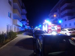 V garážích bytového domu hořela auta