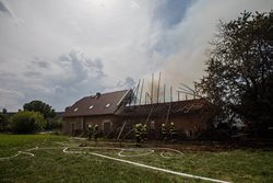 Požár stodoly s milionovou škodou, hasiči uchránili rodinný dům
