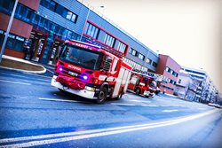 Slavnostním přestřižením pásky byla oficiálně otevřena nová hasičská stanice v Holešovicích