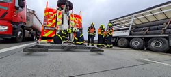 Vyprošťování kamionu ze svodidel na D1 u Suchdolu nad Odrou a nehoda 3 vozidel v Kozmicích