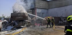 Požár hydraulického nakladače v ostravském kovošrotu s velkou škodou