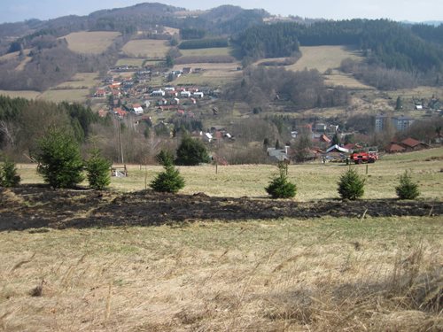 Až na místo požáru se cisterny hasičů nedostaly. 