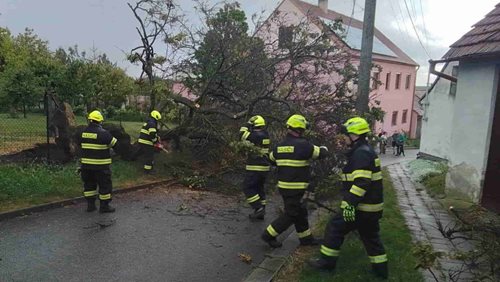 Silné bouřky zaměstnaly hasiče desítkami zásahů