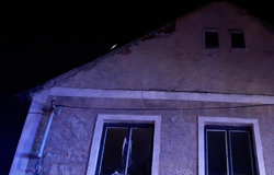 Noční požár rodinného domu s následným výbuchem tlakové láhve ve Slapech
