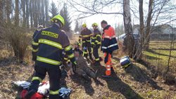 Hasiči zachraňovali muže, který po hlavě spadl úzké šachty