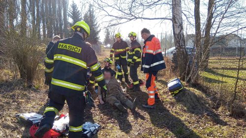 Hasiči zachraňovali muže, který po hlavě spadl úzké šachty