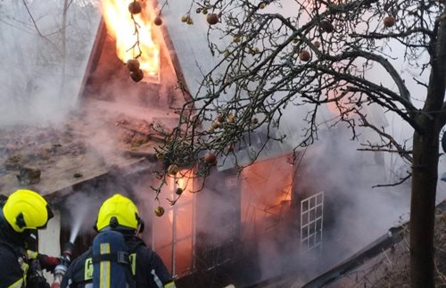 Požár chatky způsobil zásadní škody a prověřil rychlost zásahu hasičů