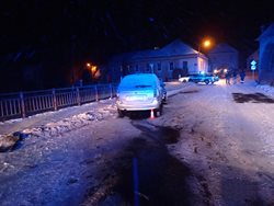 Osobní vozidlo narazilo v Rožmitále pod Třemšínem do rodinného domu